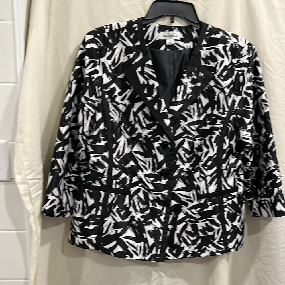 Women jacket by Isabella size 14 lined black /white 3 buttons new